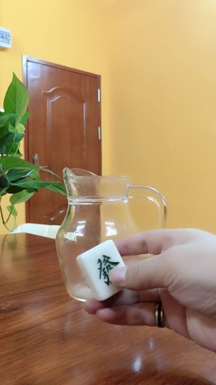 麻将瞬间穿越玻璃杯