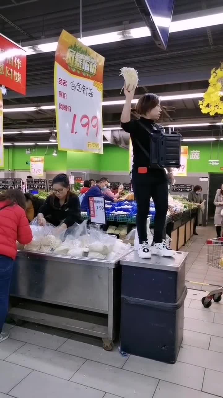 超市看到的一幕,如此促销是卖东西还是表演呢