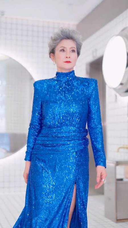 62岁的曹美丽奶奶说:"时尚不分年龄,每个年龄段都有不同的美" 自信的