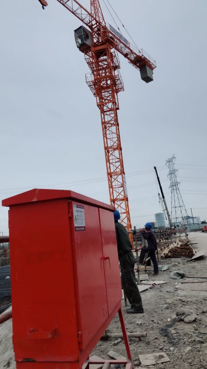干活的自己开塔吊