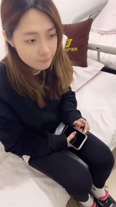 是不是每个女孩子的脚都会有这么不为人知的一面～哈哈,崔笑的太甜了