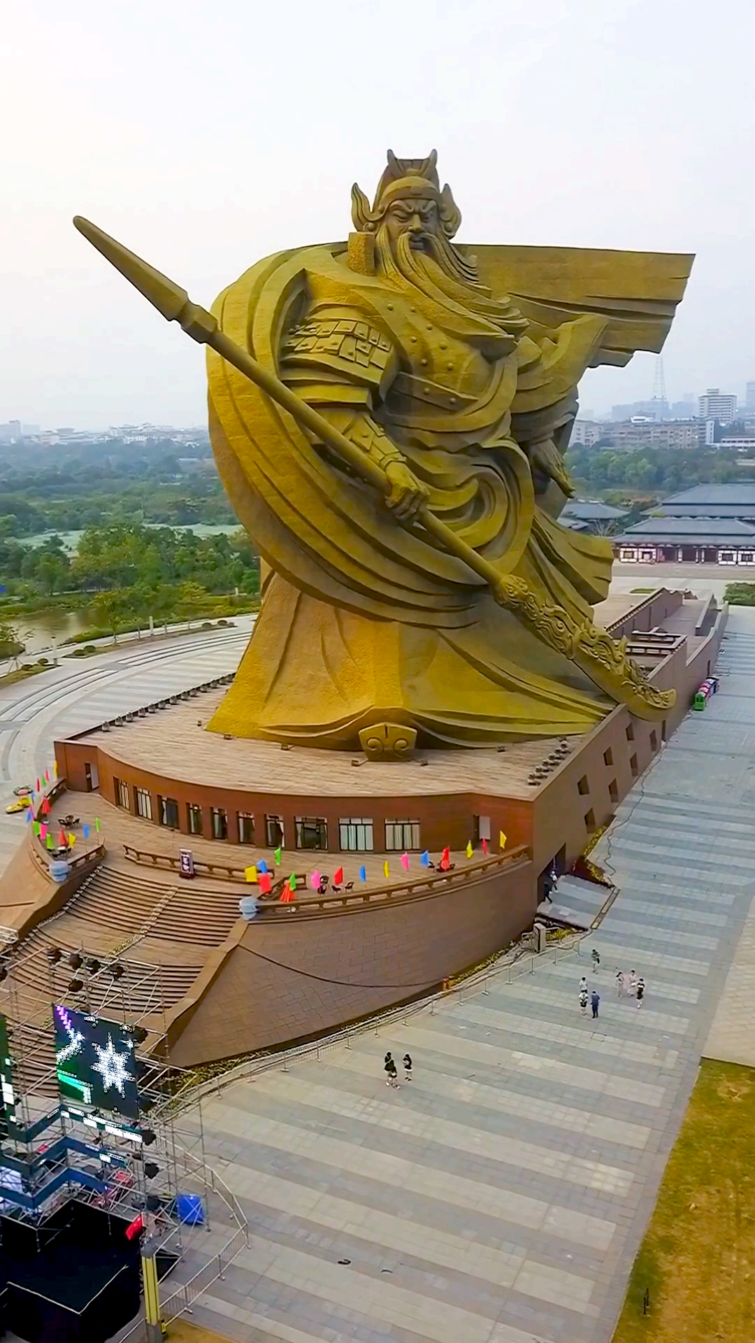 十一出游记#世界上最大的关公像,荆州关公圣像,高58米,大刀70米.