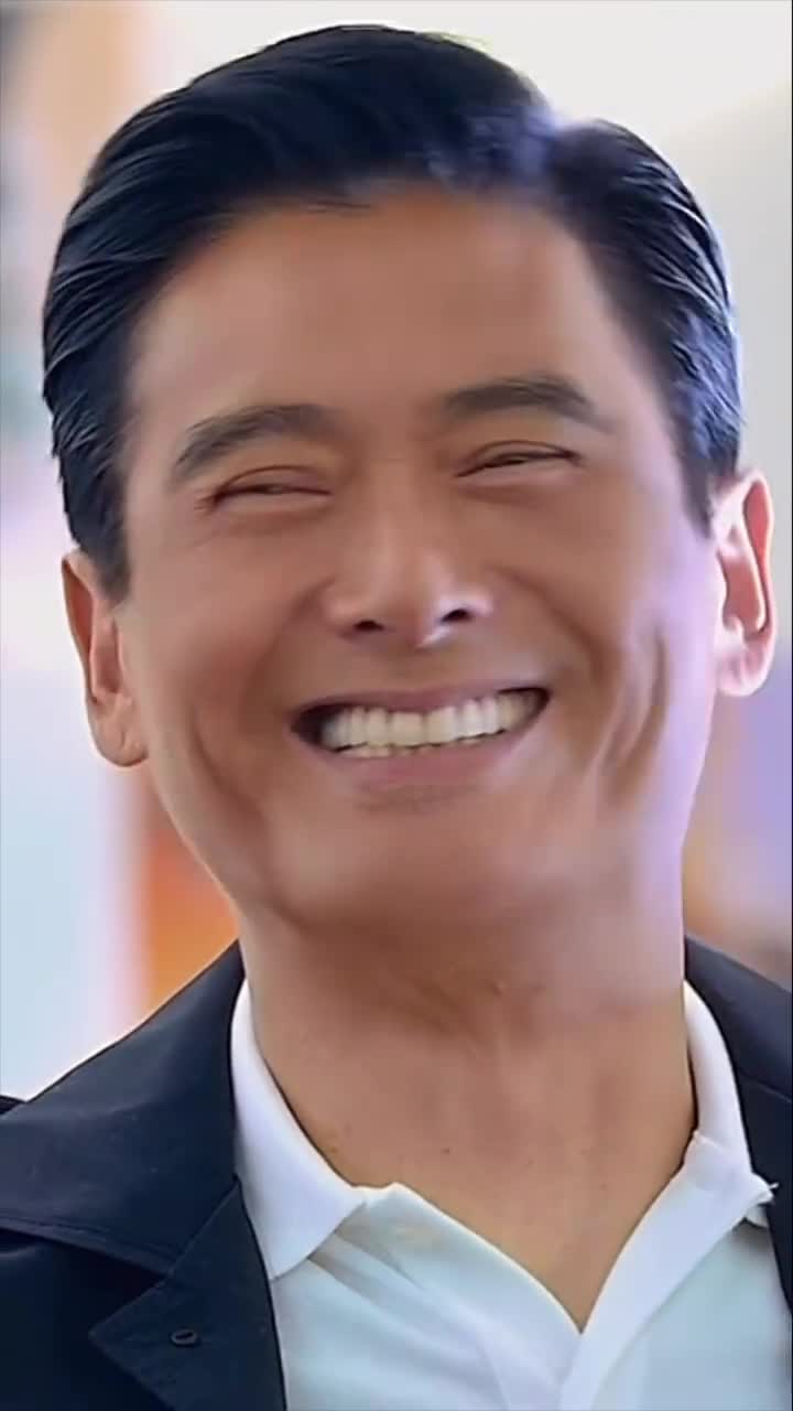 明星#发哥的笑容太温暖了,平时与妻子挤公交吃路边