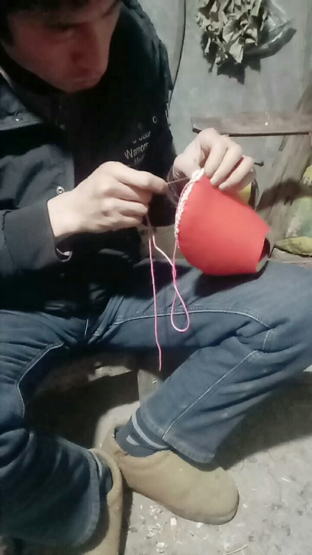模范老公在缝鞋子