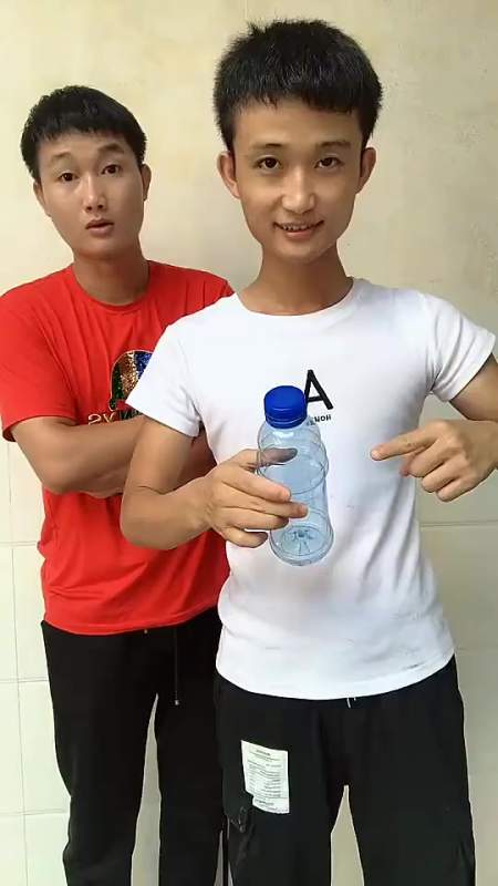 搞笑段子#脉动的瓶盖穿过瓶子,小伙魔术真厉害,应该是每天都有在帕Ζ