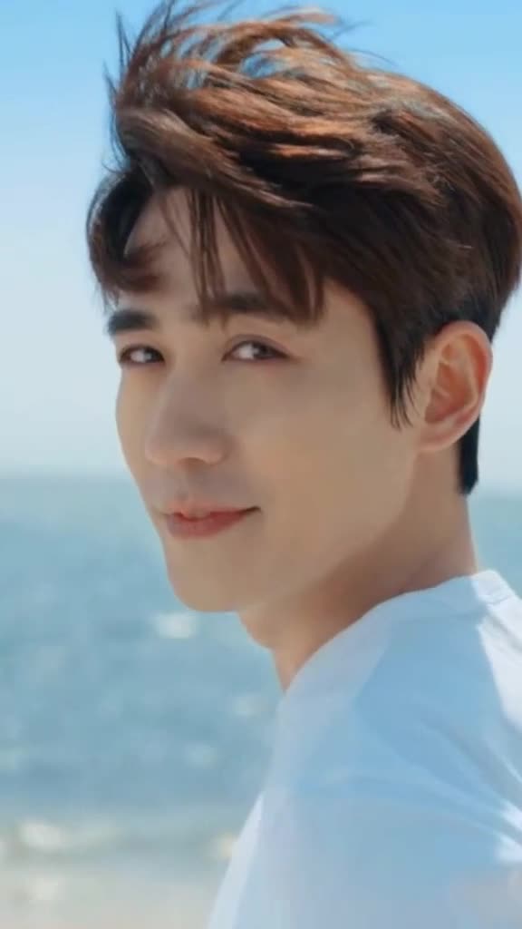 朱一龙眼睛里有星星,笑起来真好看