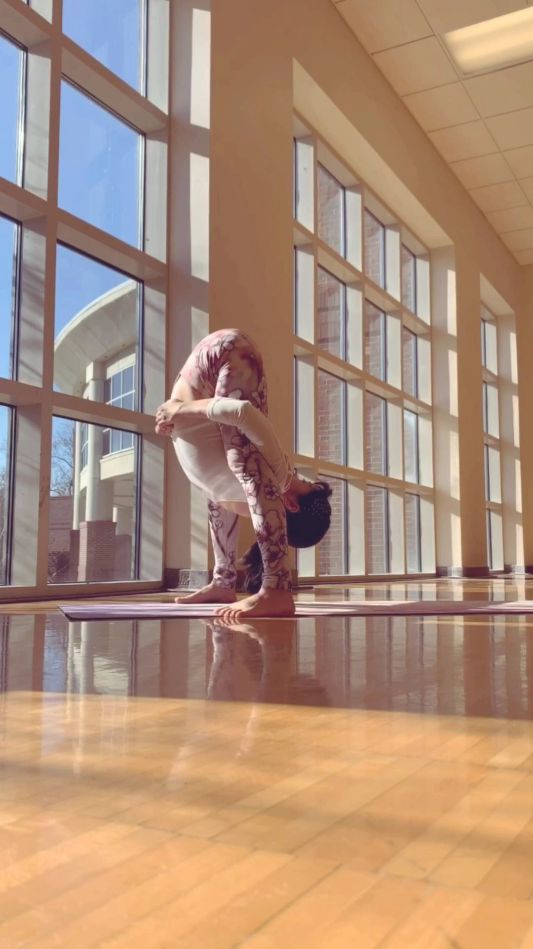 站立龟式 通过手臂和腿后侧的对抗来加强髋部伸展 瑜伽中的对抗可以