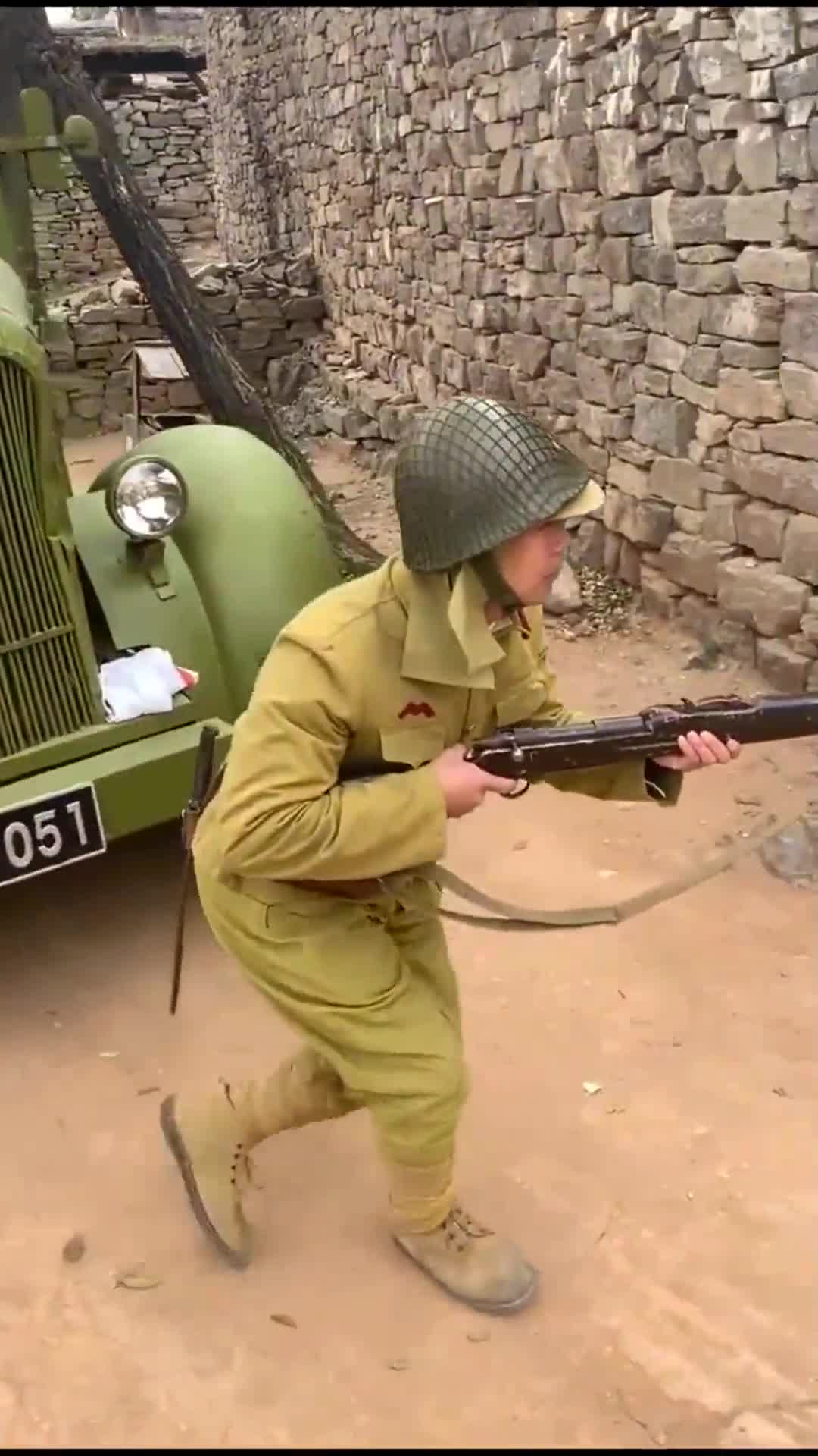 实拍拍戏现场,小鬼子拿起枪的这一幕,网友瞬间不淡定了