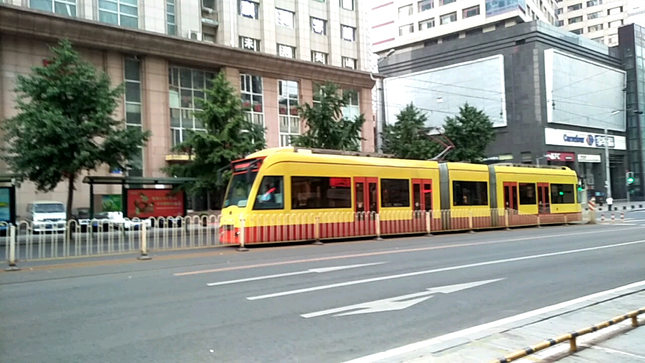 大连市区街景,双节车厢无轨电车.