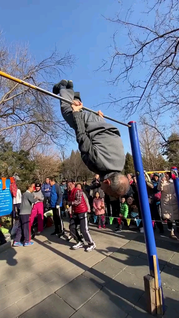 这位老人单杠玩火了