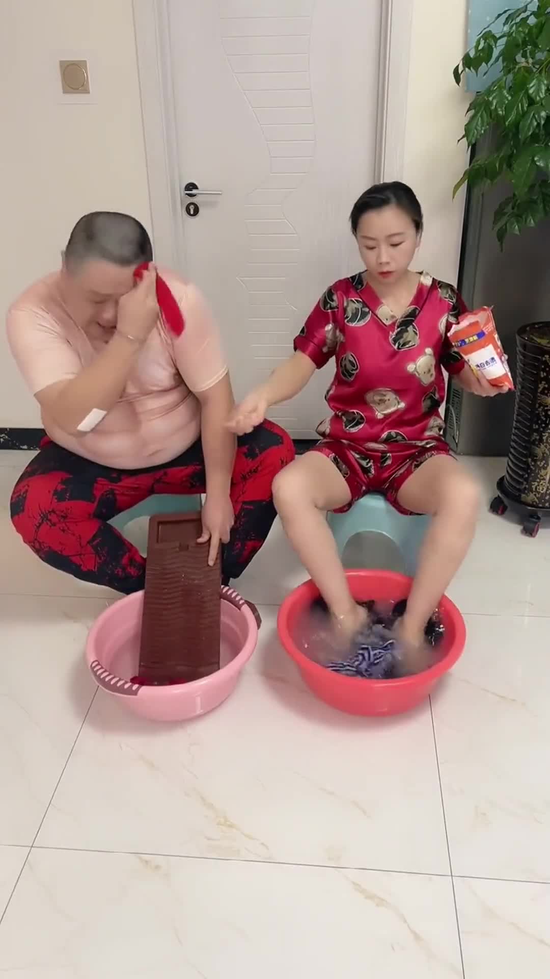 用洗衣粉洗脚我家这口子还有救吗