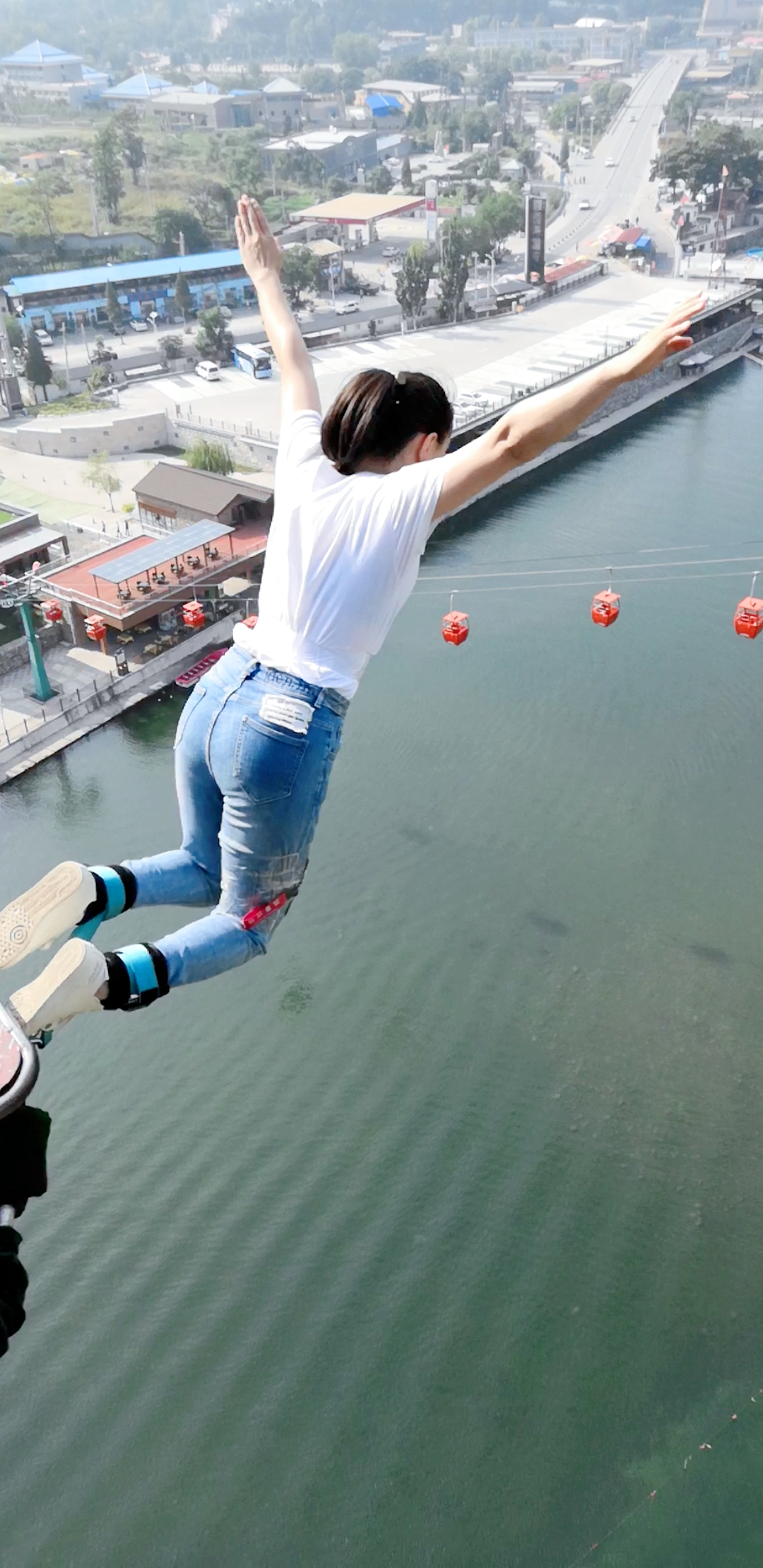 小姐姐胆子真大,蹦极资式也标准