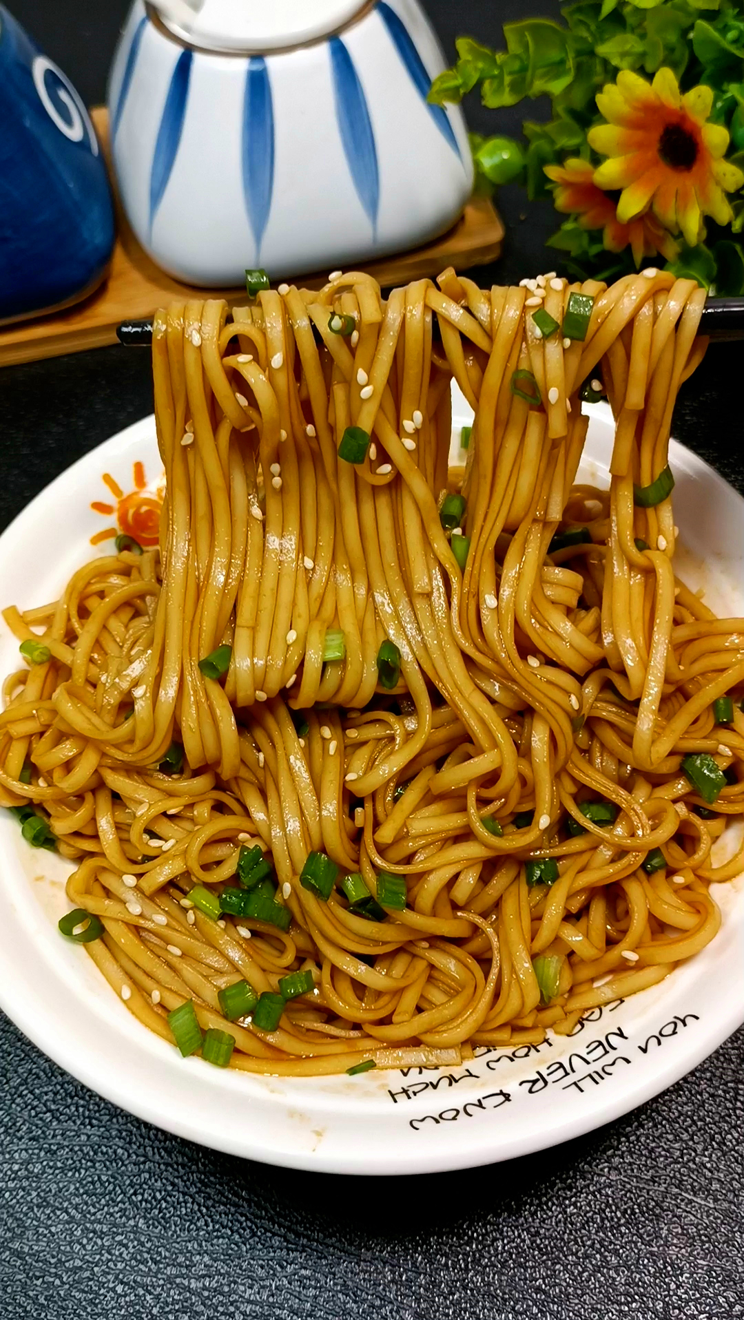 家里有面条的,一定要试试这个葱油拌面,简单又美味,实在太香了-度小视