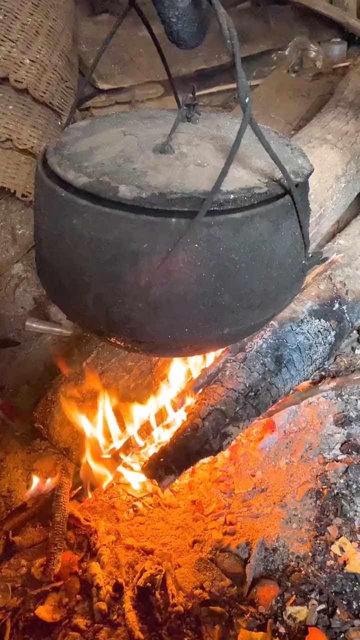 我就想问问大家,这口几十年的老吊锅值钱不,眼看着快要过年了,家里穷