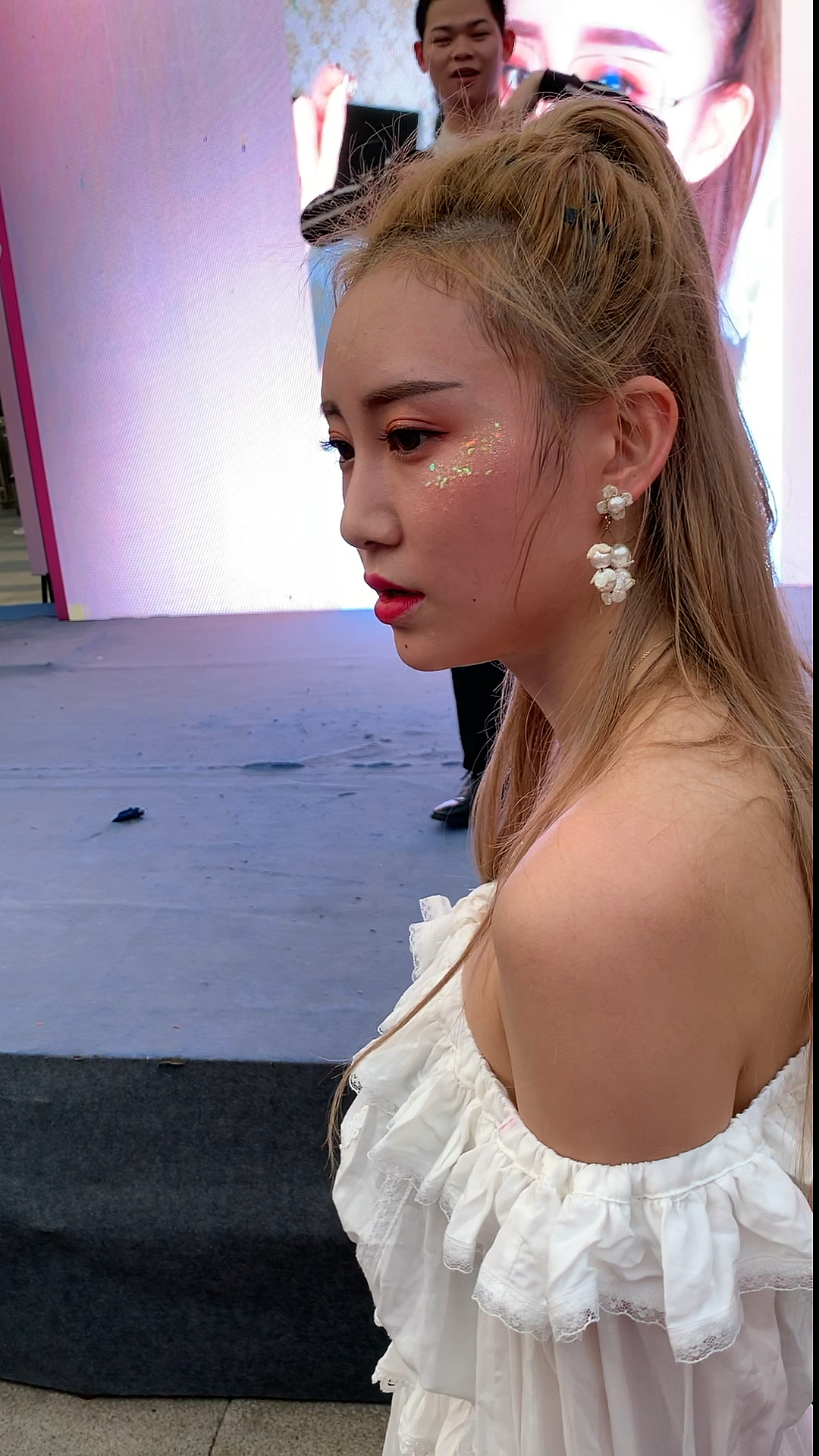 好漂亮的网红小姐姐,侧面一样美