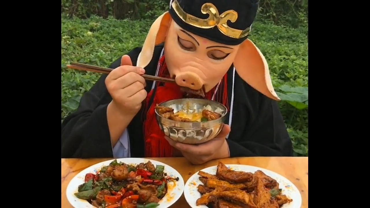 猪八戒吃饭可真香,端着大碗就是往嘴里扒拉,饭菜做的有食欲