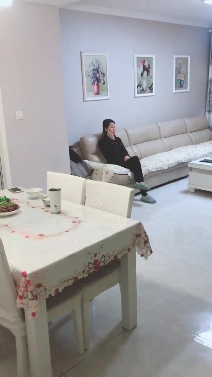 出差四天到家已经八点多了,菜已上桌饭已盛好,简单的饭菜一家人都在等