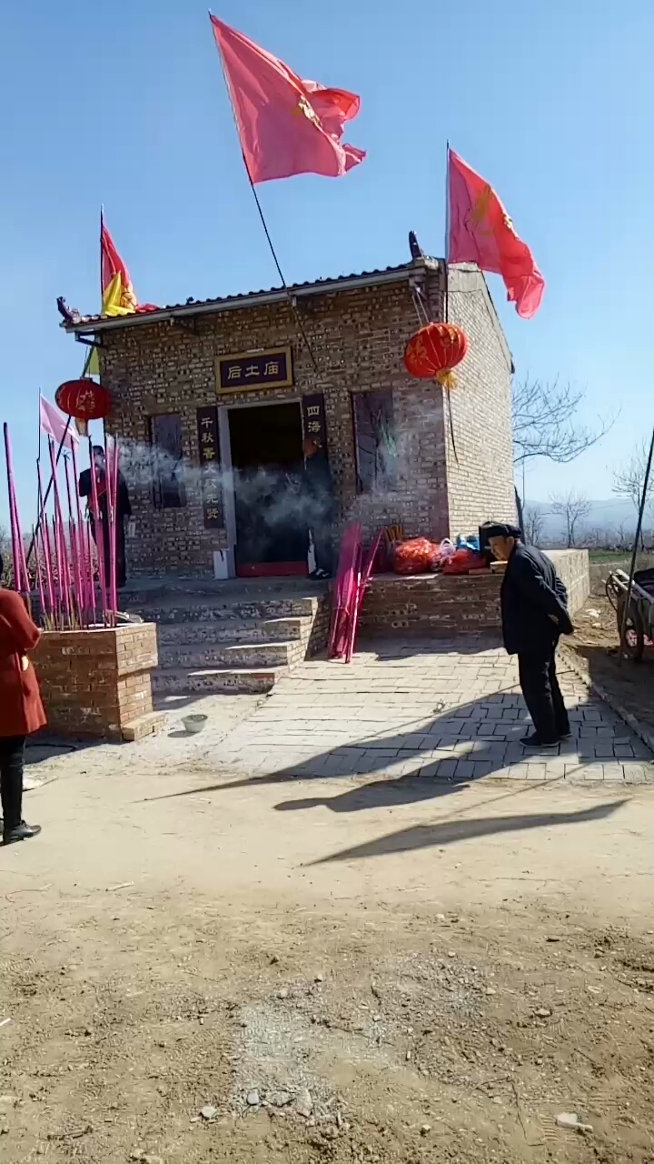 今天奶奶庙奶奶生日,都来送香火了