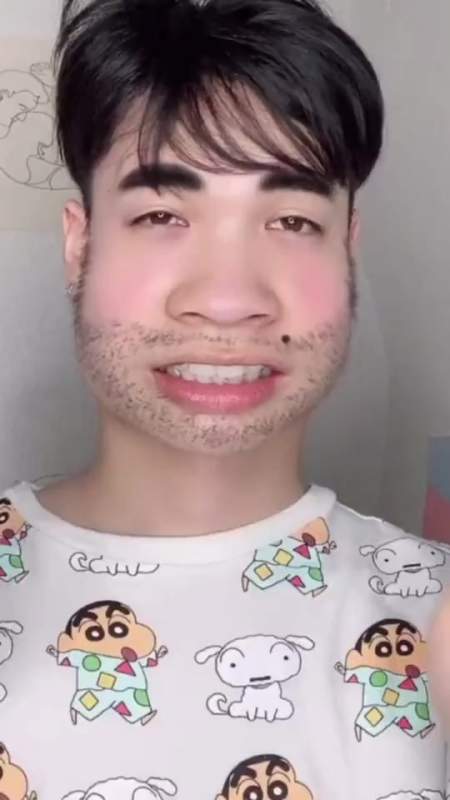 搞笑段子#网红小哥哥故意扮丑,真人帅爆了!