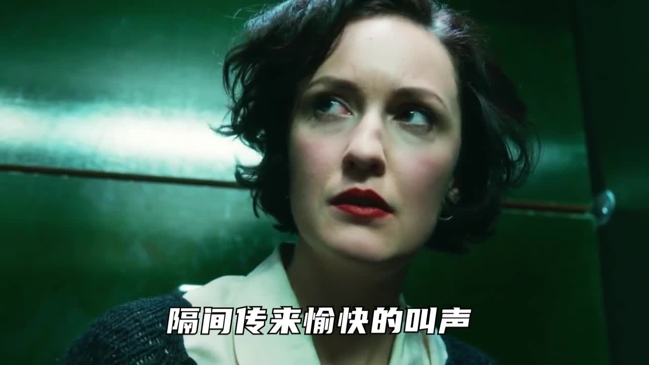 女人拿手机拍厕所隔间,看到照片后被吓懵了,恐怖电影《隔间》