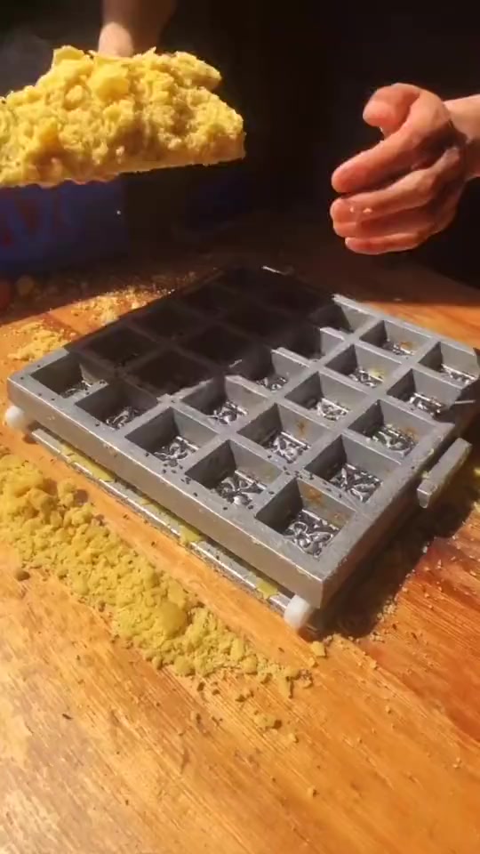 搞笑段子#掀开模具的一瞬间,第一眼还以为是麻将,这手法也很像啊!