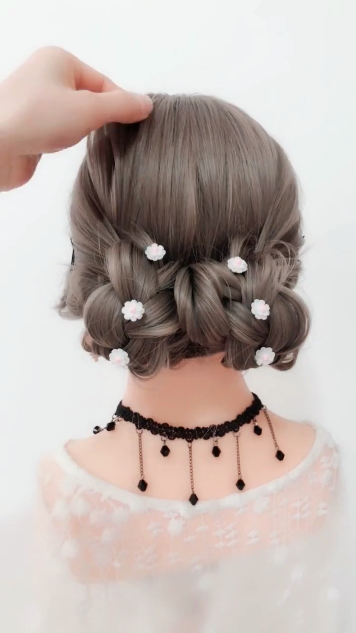 长发短发都可以扎的伴娘发型
