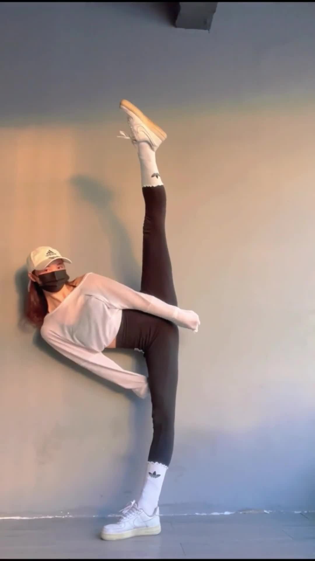 舞蹈生秀基本功,一字马自信又轻松!-度小视