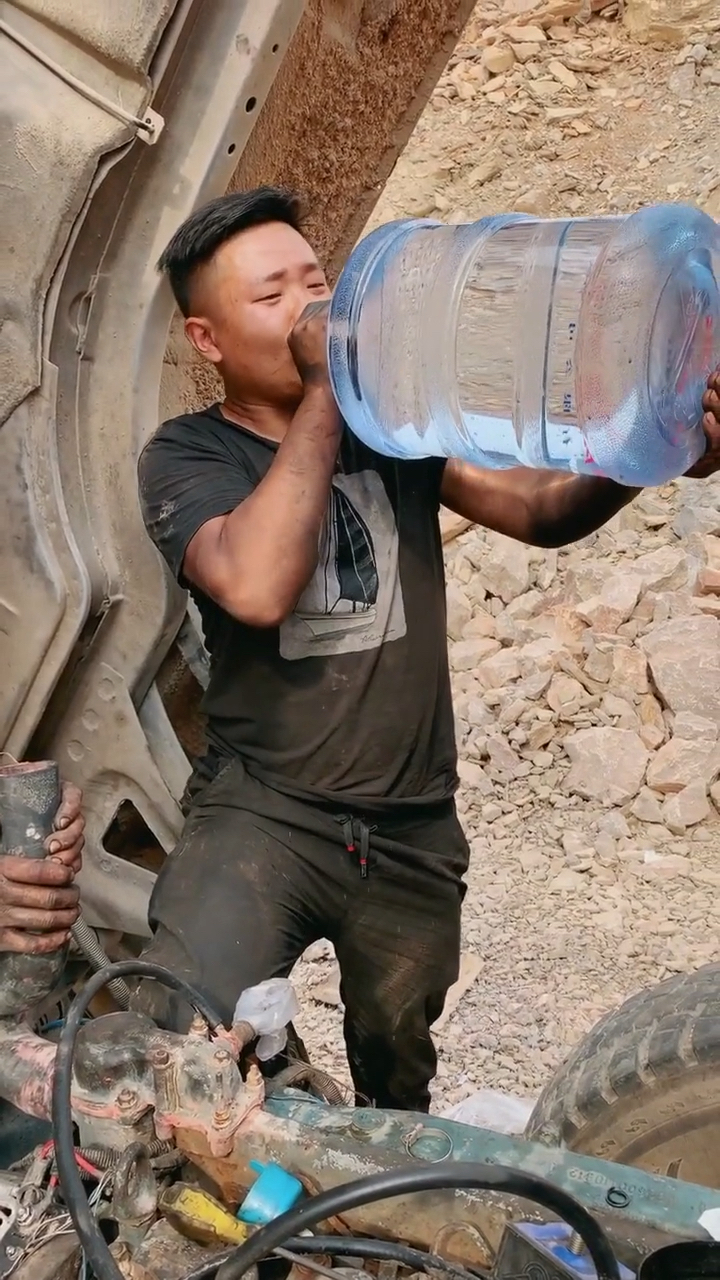 喝大桶水真解渴.