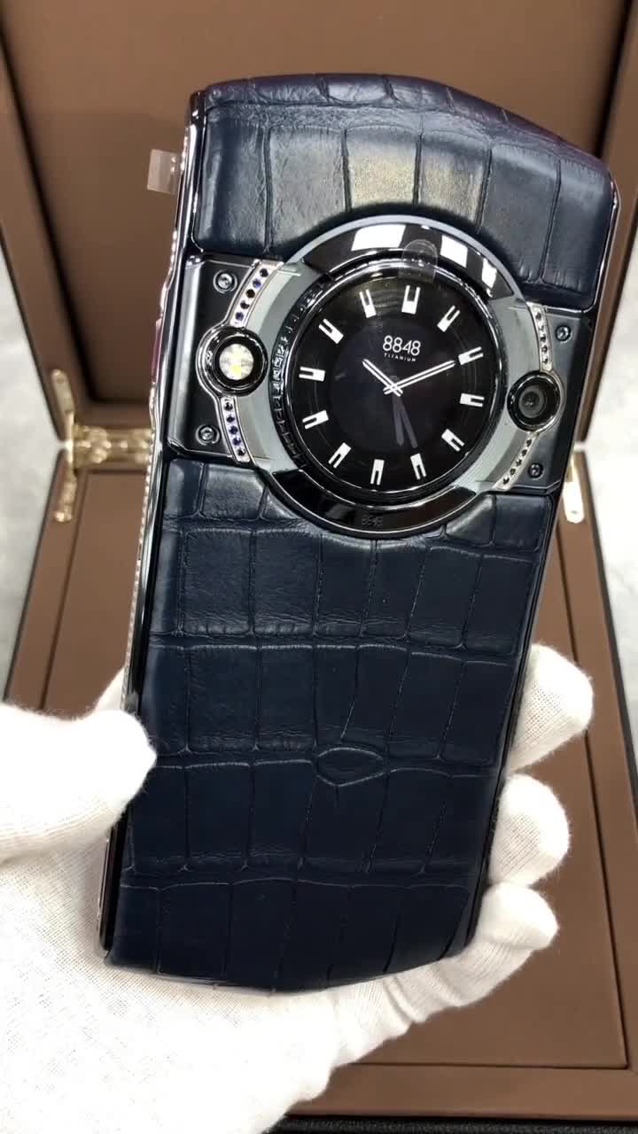 8848的限量版手机,纯鳄鱼皮打造,绝对的够面子!