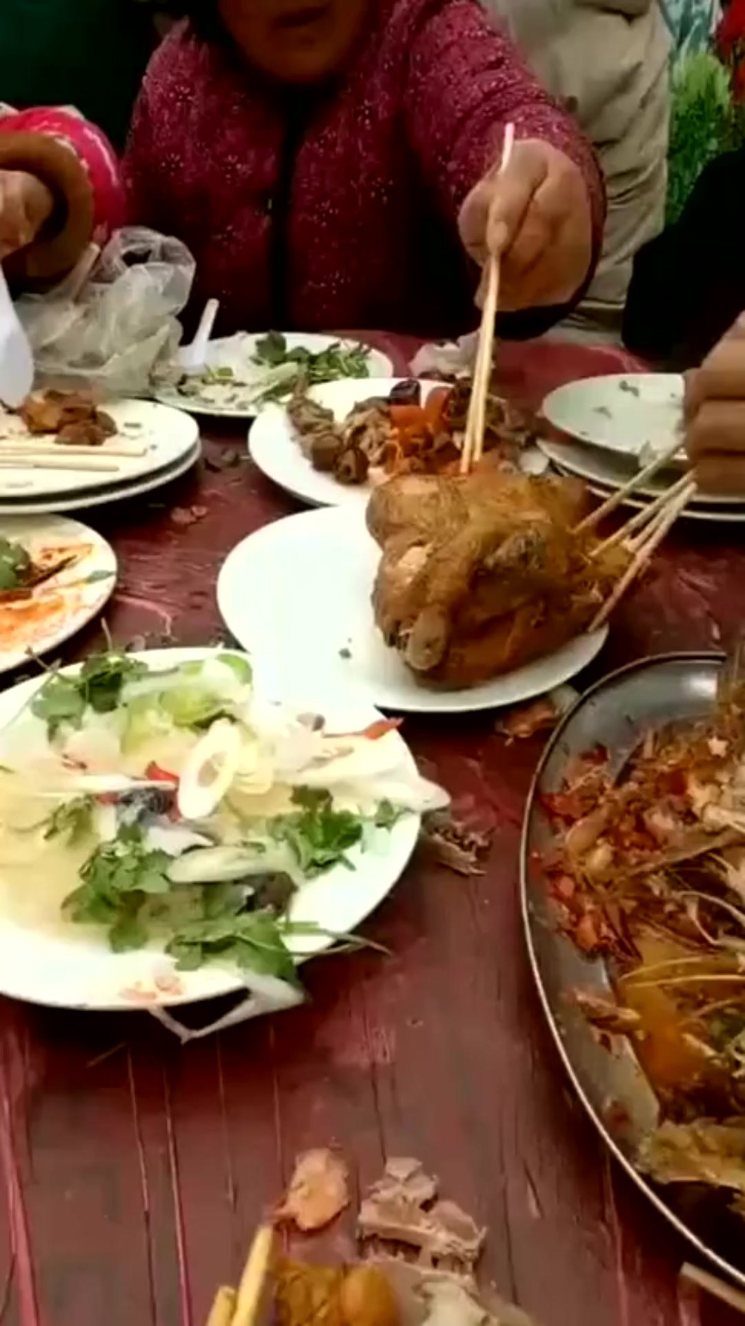 搞笑段子#第一次去农村吃大席菜,眼前的一幕,要不是随了太多礼真想