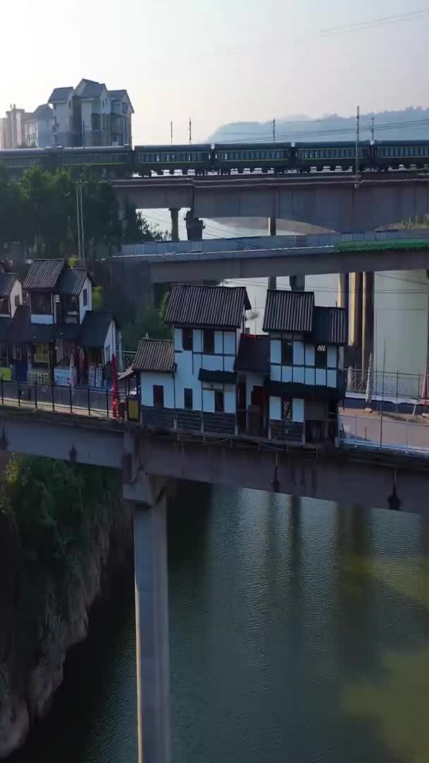 重庆最美桥上小镇,打开窗户就能钓鱼