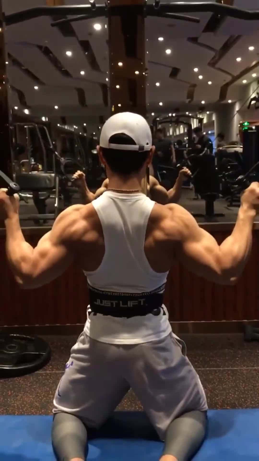 猛男健身高强度的背部训练,这哥们儿太厉害了