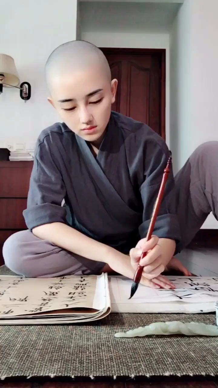 一蝉小和尚长大了,还在学习左手软笔字,不知道第一次玩会不会有惊喜