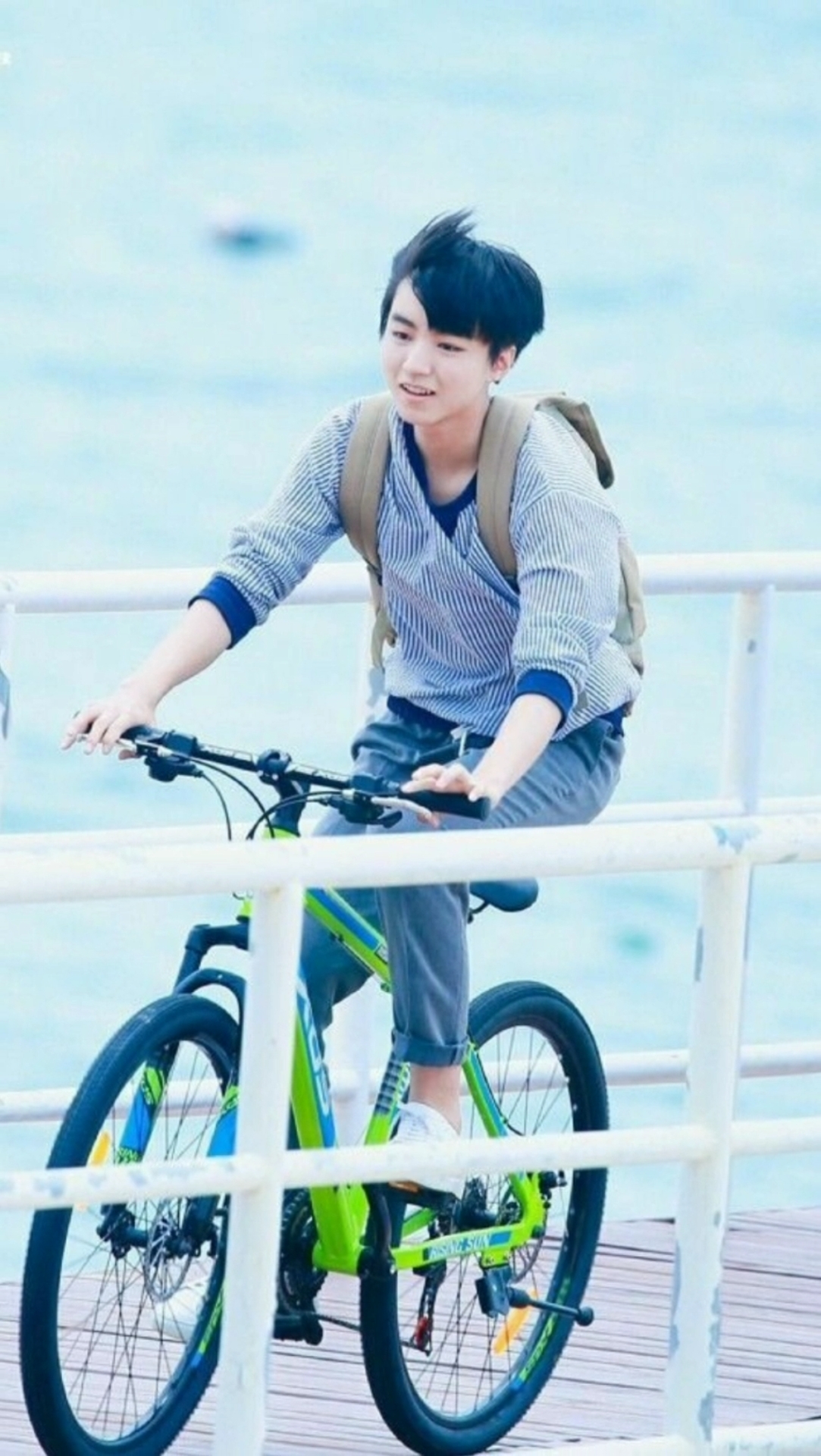 王俊凯骑自行车小合集,是记忆里那个白衣少年～-度小视
