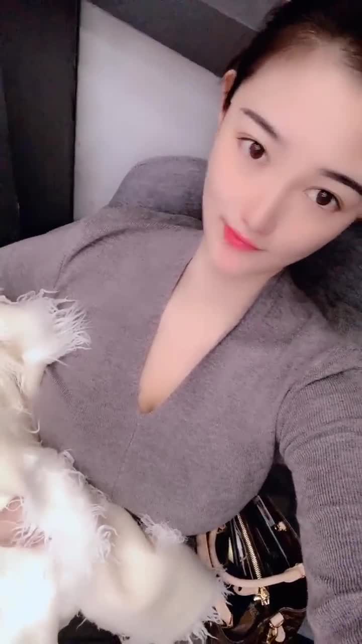 表嫂闲在家里,就喜欢自拍,娃都不带了该怎么办