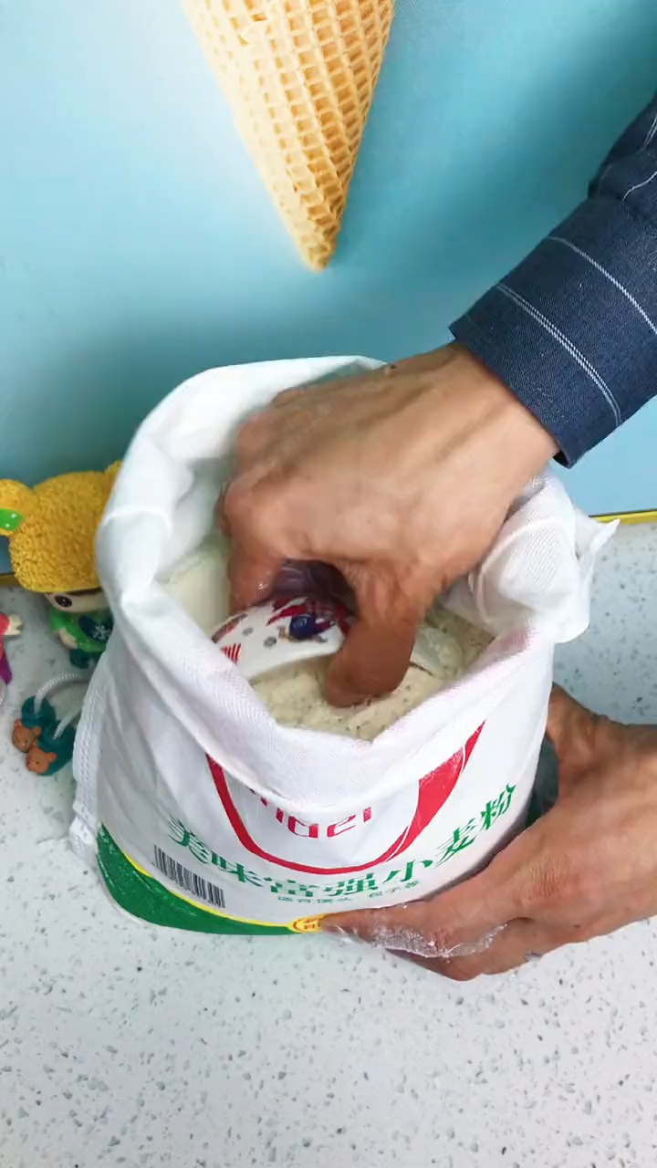 舀米舀面可以用这个米面勺子,自带封口夹防霉防潮,舀米舀面不脏手