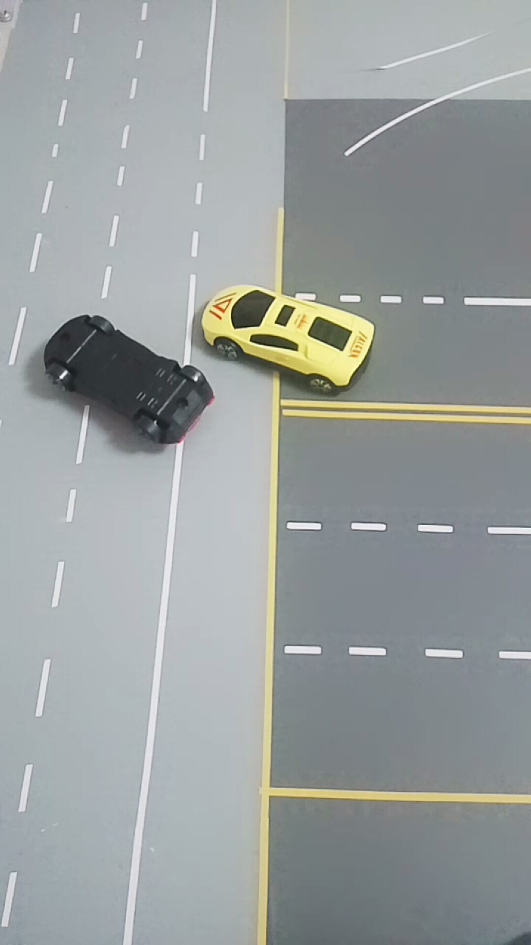 电动车转弯时,摩托车躲避发生侧翻.谁的责任?-度小视