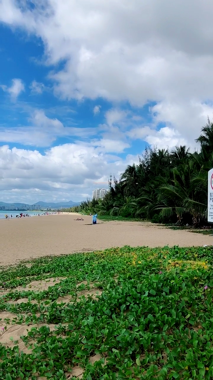 美丽的三亚湾海滩