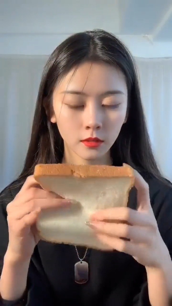 娱乐#挑战鞠婧祎吃面包,结果还没开始就结束了!嘴大也不能这么玩