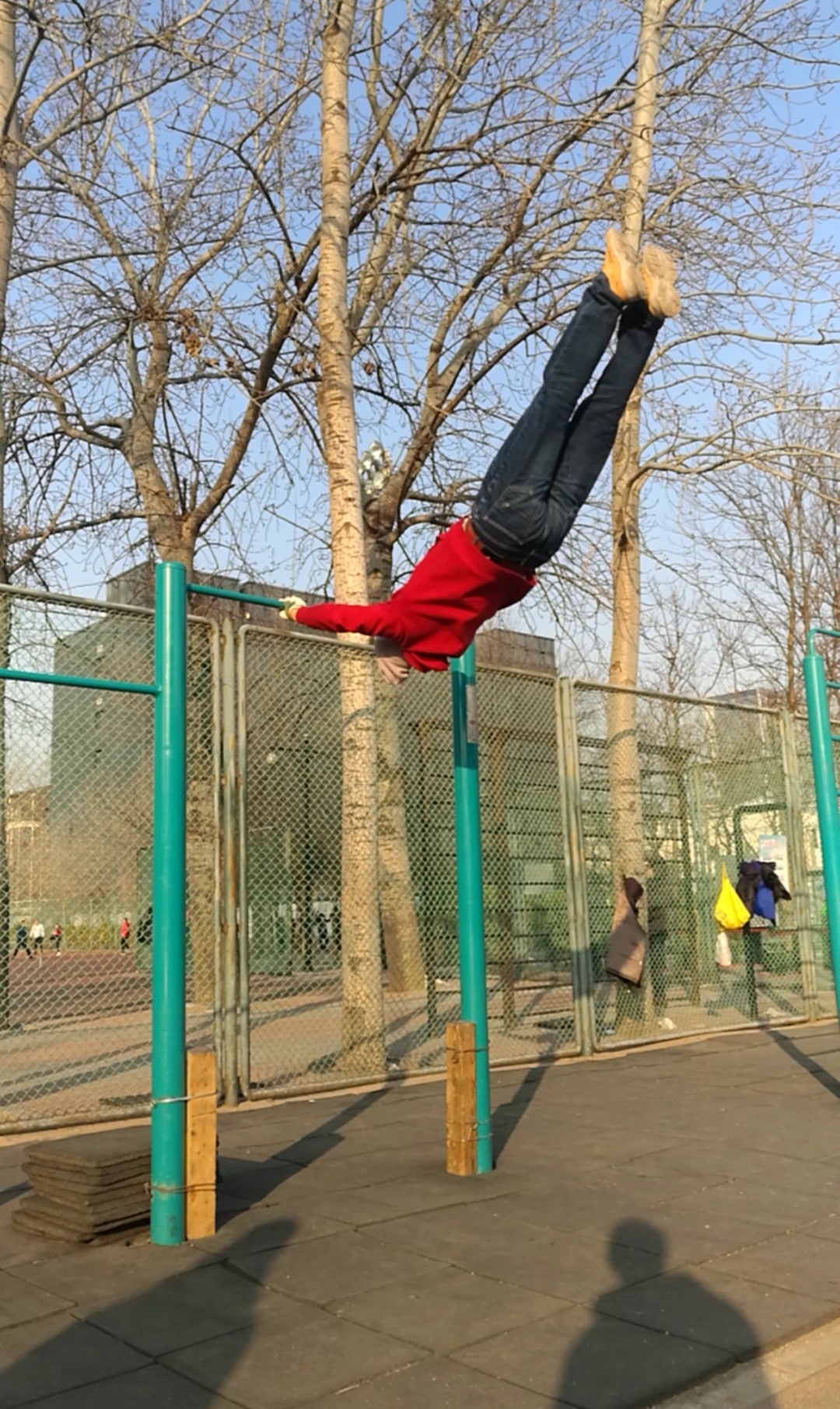 通州体育场#来一波单杠摆浪