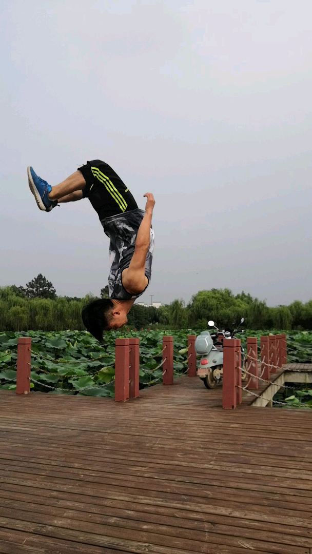 连续空翻就是漂亮,一他是tricking逍遥子.出名的空翻特技人,服不服