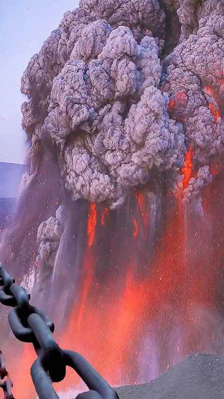 近景拍摄火山爆发瞬间过程惊险又震撼此视频为无人机被火山吞噬前保存