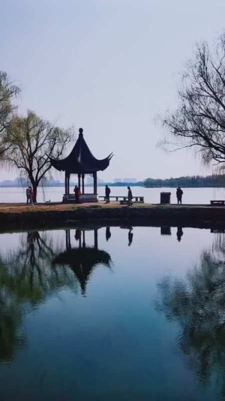 水上传觞浮露气林间着屐藉花尘越堤断桥同芳草石湖西湖两地春石湖西湖