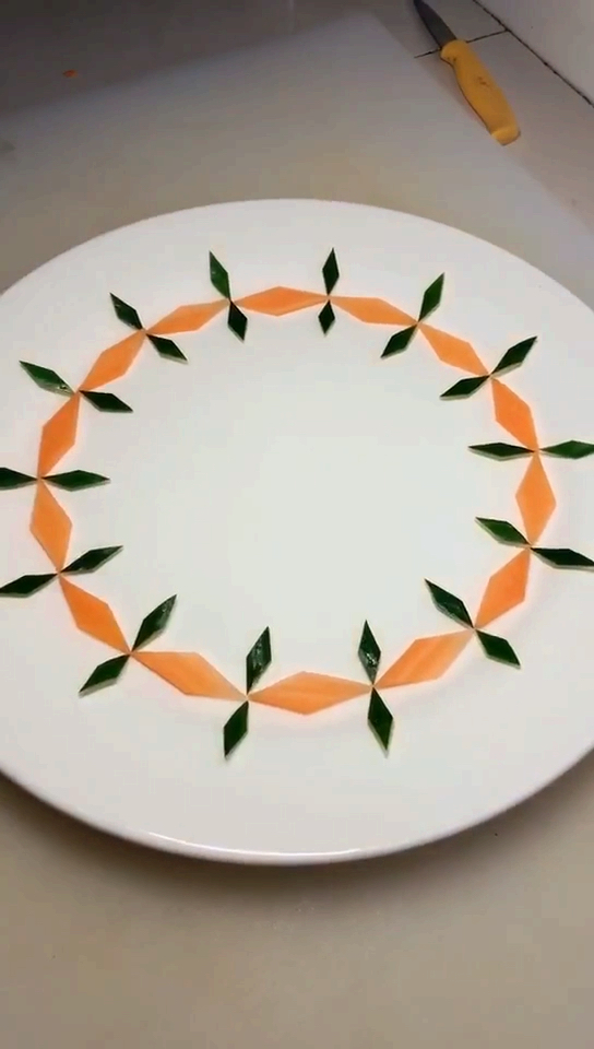 镜头里的秋天#胡萝卜,黄瓜装饰摆盘#食品雕刻