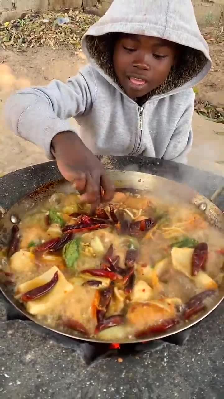 非洲小孩吃火锅直接用手抓,应该是被馋到等不急了,看得我尴尬癌都犯了