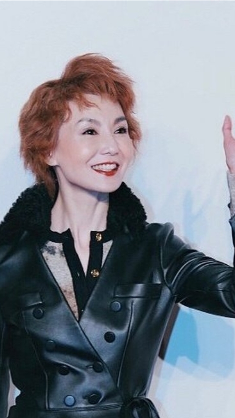 短发的张曼玉干练十足,状态极佳