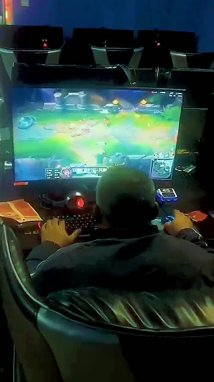 不愧是网吧出大神,大爷一手亚索,小伙都惊到了!