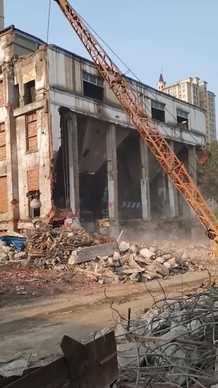 拆楼专业户,直接一锤就搞定了,不愧是干了10年的老师傅