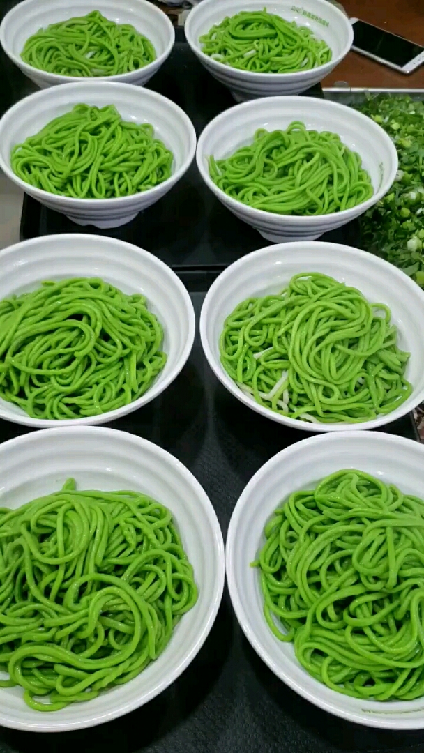 纯绿色蔬菜面.光滑有弹性.特筋道.八块一碗.