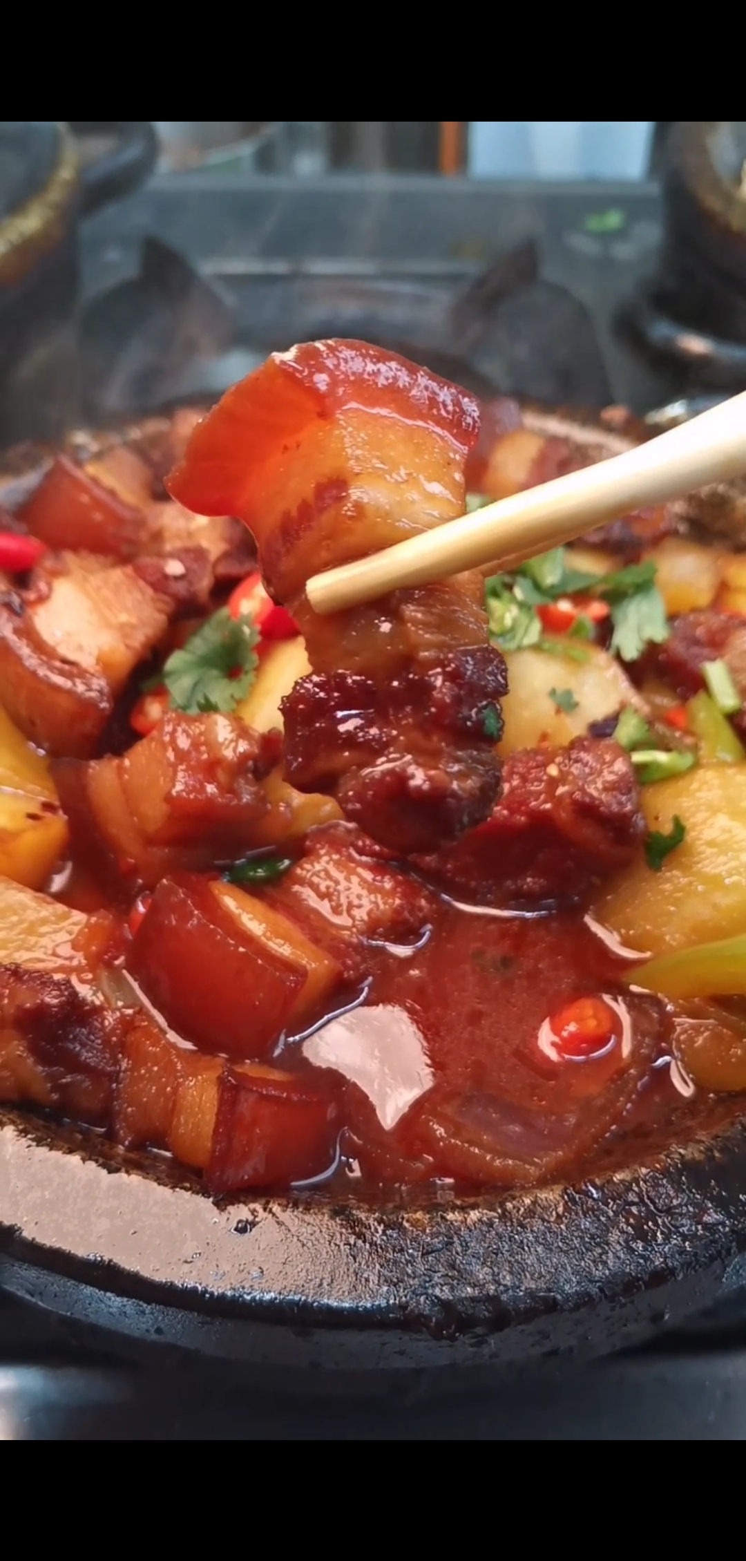 诱人的石锅红烧肉!